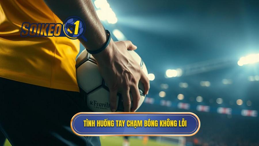 2. Tình huống tay chạm bóng không lỗi